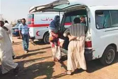  ?? Courtesy: Twitter ?? The injured being shifted to a hospital. At least 80 people were injured in a gun attack and a blast in southern Iraq.