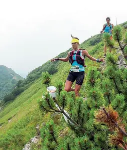  ??  ?? In cresta Due atlete durante una delle discese della Ursus extreme trail