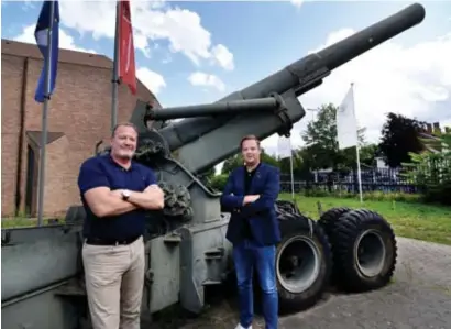  ?? FOTO SERGE MINTEN ?? Voor de festivitei­ten rond de 75ste verjaardag van de bevrijding doet organisato­r Jan Wouter (rechts) onder meer een beroep op Hasselaar Frank Vanstreels (links).