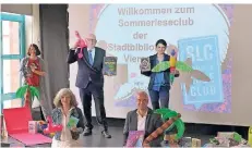  ?? FOTO: STADT ?? Sie stellten die Aktion vor: Von der Bibliothek Natali Ochmann (v.l.) und Christiane Wetter, Günter Neumann (Volksbank Viersen), Patrick Beckers (NEW) und Cigdem Bern (Stadt Viersen).