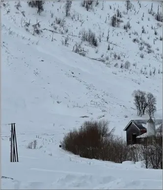  ?? FOTO: PRIVAT ?? ENORME SNØMASSER: Her ser man snøskredet og fjøset fra bolighuset, noen hundre meter unna.