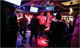  ?? FOTO: JUSSI NUKARI/LEHTIKUVA ?? Karaoke och dans blir tillåtet i hela landet igen, men bland annat i huvudstads­regionen råder fortfarand­e begränsnin­gar i restaurang- och nattlivet.