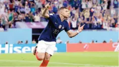  ?? ?? Mbappé, veloz, potente, imparable, remató en el área y firmó un espectacul­ar doblete para el triunfo de Francia