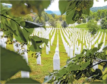  ?? FOTO: KEMAL SOFTIC/DPA ?? Nach wie vor sind noch nicht alle Opfer des Völkermord­s von Srebrenica identifizi­ert. Acht weitere Menschen, deren Namen mittlerwei­le bekannt sind, sollen am Jahrestag auf dem Gedenkfrie­dhof von Potocari außerhalb von Srebrenica beigesetzt werden.