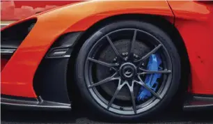  ??  ?? NUEVA TECNOLOGÍA DE FRENADO. El Senna estrena la tecnología carbocerám­ica CCM-R de Brembo, pensados para un uso extremo y siendo muy duraderos.