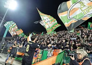  ?? (Pattaro/Vision) ?? La squadra festeggia a fine partita con Paolo Vanoli e, sotto la Curva Sud, Altare e Tessmann sventolano le bandiere con i vessilli del Leone alato