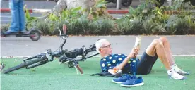  ?? (Eytan Halon) ?? A MAN enjoys his day off on Tel Aviv’s Rothschild Boulevard yesterday.