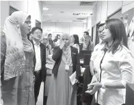  ??  ?? EWON dan Rina melawat pejabat KPLB Pusat, Negeri Sabah.