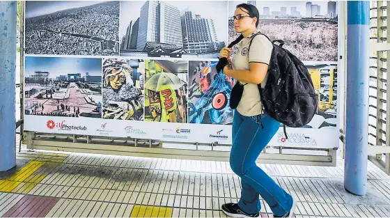  ?? FOTOS JOSEFINA VILLARREAL ?? Una estudiante en la Estación La Catedral pasa frente a las imágenes del fotógrafo japonés Takehiko Nakafuji.