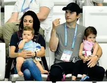 ??  ?? Sugli spalti L’attore Ashton Kutcher, 40 anni, e la moglie Mila Kunis, 34, con i figli Wyatt Isabelle e Dimitri alla piscina olimpica di Budapest