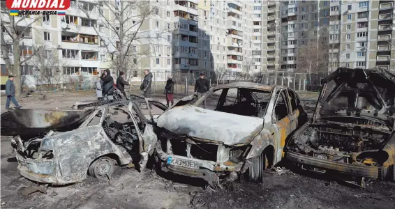  ?? EFE ?? Los bombardeos alcanzaron una zona residencia­l de Kiev, mientras un convoy de tanques rusos se dirige a la ciudad