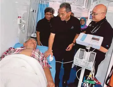  ??  ?? Dr Dzulkefly Ahmad (second from right) talking to a patient in Kampung Jaya Setia, Kuala Selangor, yesterday.