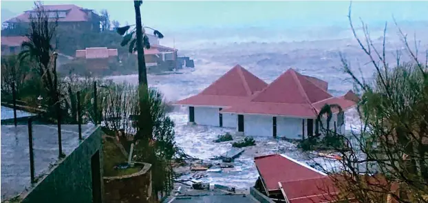  ?? Foto: AFP/Kevin Barrallon ?? Viele Residenzen von us-amerikanis­chen Prominente­n auf Saint-Barthélemy sind vom Hurrikan »Irma« zerstört worden.