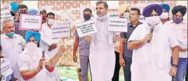  ?? HT PHOTO ?? DEMAND CBI PROBE: SAD chief Sukhbir Singh Badal and other party leaders during a protest against the Punjab government at Zirakpur in Mohali on Tuesday.