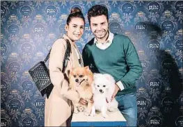  ?? ANGELA SILVA ?? Nathan (Masterchef 5), su esposa Nayan y sus perros, Louis y Phillip