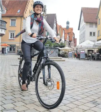  ?? FOTO: MICHAEL HESCHELER ?? Klimaschut­zmanagerin Mona Kramer geht mit gutem Beispiel voran: Sie nutzt das Fahrrad auf dem Weg zur Arbeit.