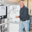 ?? FOTO: CARMEN NOTZ ?? Adi Sauter erläutert die Funktion der Sonnenbatt­erie-Anlage mit vier Speicherba­tterien.