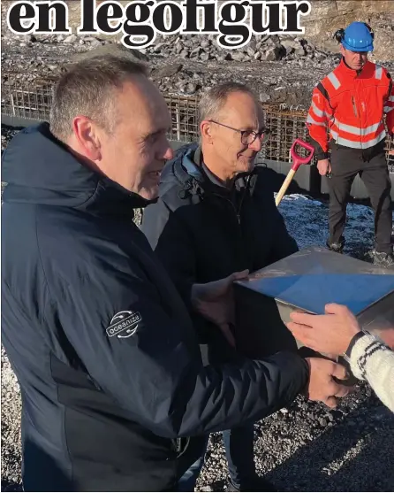  ?? FOTO: KJETIL M. SKOG ?? Harry Bøe, Helge Olsen og Ørjan Albrigtsen la sammen ned grunnstein­en - en tidskapsel - for det nye verftet på Sandøra.