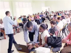  ??  ?? Docentes. Son evaluados por acompañant­es, estudiante­s, padres y por los directores.