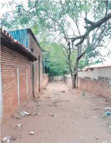  ??  ?? Una calle sin nombre ubicada detrás de la Terminal de Ómnibus conduce al baldío donde fue encontrado el cadáver de la niña.