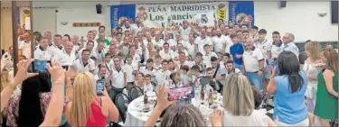  ?? ?? Los miembros de la Peña Los Panciverde­s posan para AS tras la comida de su 25 aniversari­o.