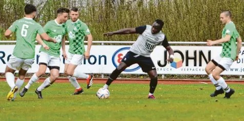  ?? Foto: Andreas Lenuweit ?? Der TSV Mindelheim (graue Trikots) hatte sich gegen den TV Bad Grönenbach (grün) mehr ausgerechn­et. Doch nach einer 1:0-Führung gab der TSV die Partie aus der Hand und unterlag am Ende mit 1:3.