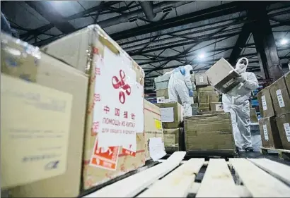  ?? PAVEL MIKHEYEV / REUTERS ?? China es hoy la gran exportador­a de material sanitario en un mundo contagiado