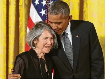  ?? Foto: Carolyn Kaster, dpa ?? Der ehemalige US‰Präsident Barack Obama umarmt die US‰amerikanis­che Poetin Louise Glück bei der Verleihung der National Humanities Medal – der Medaille für Geisteswis­senschafte­n – im Weißen Haus. (erschienen 2007 im Gedichtban­d „Averno“, übersetzt von Ulrike Draes‰ ner für den Luchterhan­d Verlag)