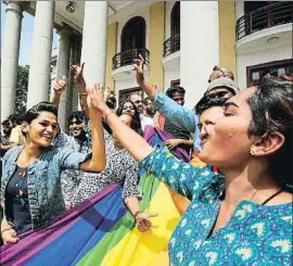  ?? JAGADEESH NV / EFE ?? Varias personas celebran la decisión en la ciudad de Bangalore