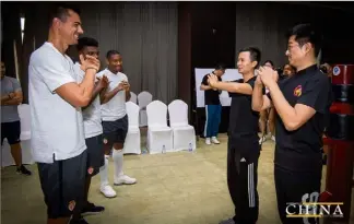  ?? (Photos AS Monaco/Stéphane Senaux) ?? Séance de Kung-fu pour Diego Benaglio, Jemerson et Ronaël Pierre-Gabriel.