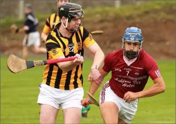  ??  ?? Aaron Condren of Liam Mellows comes under pressure from Páraic O’Leary (Shelmalier­s).