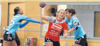  ?? FOTO: HKB ?? Nach dem überzeugen­den 36:29-Sieg gegen Burlafinge­n/Ulm, unser Bild zeigt Clara Frankenste­in (8) beim Torwurf, wollen die Handballfr­auen der HSG Fridingen/Mühlheim am Sonntag auch beim SC Lehr punkten.