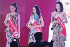  ??  ?? TERBAIK: Tiga besar Red-A Zetizen Girls 2k17 tampil outstandin­g dengan balutan wardrobe rancangan Alben Ayub Andal.
