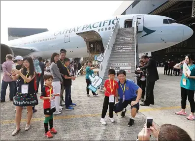  ?? ROY LIU / FOR CHINA DAILY ?? Celebratin­g the introducti­on of a new livery on one of Cathay Pacific’s Boeing 777-300ER aircraft at Hong King Internatio­nal Airport in November 2015.