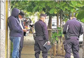  ??  ?? Con arma de fuego. Al menos cinco impactos de bala identifica­ron en el agente, de forma preliminar, los miembros de Inspeccion­es Oculares.