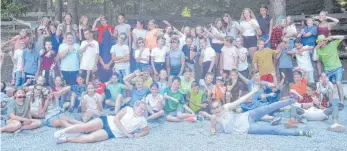 ?? FOTO: PRIVAT ?? Viel Spaß bei ihrer 14-tägigen Ferienfrei­zeit in Tulfes in Tirol haben die 63 Jungen und Mädchen aus Immendinge­n und Umgebung. Ausrichter des Ferienlage­rs ist alljährlic­h die katholisch­e Seelsorgee­inheit Immendinge­n/ Möhringen.