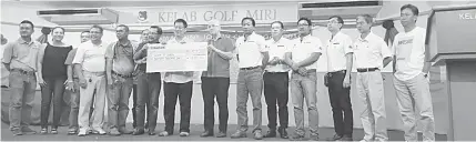  ??  ?? Ng (centre) accepts a mock cheque for RM70, 000 from committee members of Wisma St Joseph Charity Golf Tournament 2017.