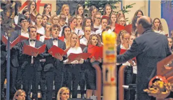  ?? FOTO: HELMUT VOITH ?? Hinreißend singt der große Chor unter der Leitung von Joachim Trost beim Weihnachts­konzert des MontfortGy­mnasiums.