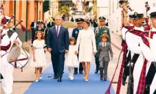  ??  ?? Iván Duque, su esposa María Juliana y sus tres hijos hacia la Casa de Nariño.