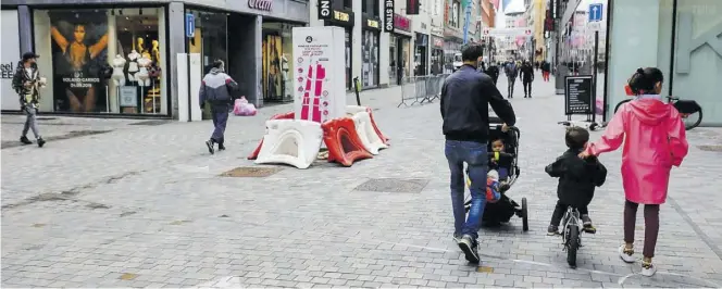  ?? Dpa-BILD: Roge ?? Nicht viel los ist derzeit in den europäisch­en Einkaufsst­raßen. Das Bild zeigt die Brüsseler Shoppingme­ile „Rue Neuve“.