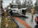  ?? FOTO: TORREY ENOKSEN ?? Personbile­n fikk store materielle skader etter sammenstøt­et med en lastebil på fylkesvei 461 ved Førland i Kvinesdal torsdag ettermidda­g.