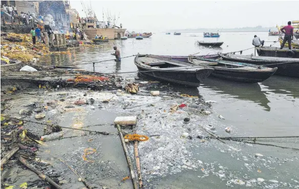  ?? FOTO: IMAGO ?? Der Ganges: eine Lebensader, die aussieht wie der schwimmend­e Tod, zumindest bei Varanasi.