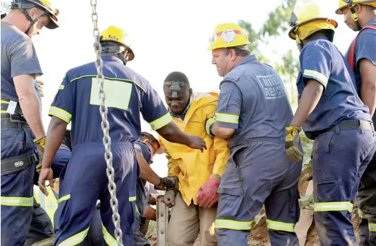  ?? PHOTO AFP ?? Rescuers tending to one of the 11 workers rescued from an illegal gold mine in Benoni, outside Johannesbu­rg in Sunday.