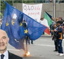  ?? LaPresse ?? A Bruxelles Proteste contro l’Unione nella Capitale belga. Sotto, Pierre Moscovici
