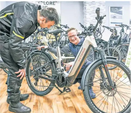  ?? FOTO: ERWIN POTTGIESSE­R ?? Im Fahrradlad­en von Marc Nellessen (rechts) in der Dinslakene­r Altstadt werden alle Fahrräder gewartet und repariert. Allerdings müssen Kunden etwas Geduld mitbringen.