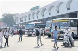  ??  ?? ■ Commuters had a harrowing time as Haryana Roadways staffers continued their strike for the seventh consecutiv­e day on Monday. MANOJ DHAKA/HT