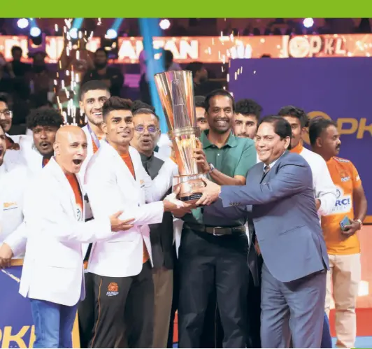  ?? PKL MEDIA ?? Victory lap: Aslam Inamdar, captain of the victorious Puneri Paltan, receives the PKL trophy from Vinod Tiwari (Internatio­nal Kabaddi Federation President) in the presence of Kailash Kanpal (CEO, Puneri Paltan) and Pullela Gopichand.