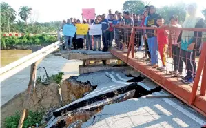  ??  ?? PENDUDUK kampung menyuaraka­n kebimbanga­n mengenai status jambatan yang roboh akibat banjir kilat Oktober tahun lepas di Kampung Rantau Panjang, Bestari Jaya, pada Ahad. -Gambar Bernama