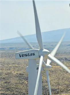  ?? Getty Images / Simon Maina ?? Der dänische Windradher­steller Vestas profitiert von den hohen Investitio­nen in Erneuerbar­e.