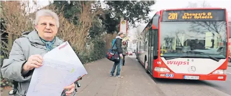  ?? FOTO: UWE MISERIUS ?? Erika Lochter hat Unterschri­ften dafür gesammelt, dass an der Haltestell­e Kolberger Straße wieder ein Wetterschu­tz gebaut wird.